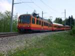 Als S 10 ist am 28.04.07 RBe 556 526-2 und ein weiterer 556 bei Ringlikon auf der Uetlibergbahn unterwegs. In die Mitte des zuges ist bereits ein Niederflurwagen eingereiht. brigens, die Steigung auf dem oberen Teil der Uetlibergbahn ist grer als die der Gotthardbahn! 