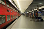 Eine von drei -

... unterirdischen Stationen am Züricher Hauptbahnhof. 1990 wurde die Sihltal-Zürich-Uetliberg-Bahn (SZU) zu dieser unterirdischen Station am Hauptbahnhof verlängert. Dabei konnten Bauvorleistungen für eine einst mal geplante Züricher U-Bahn genutzt werden.

09.03.2008 (M)