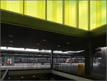 Grüngelb leuchtendes Oberlicht am Bahnhof -    Bahnhof Zürich-Oerlikon mit zwei S-Bahnzügen der Baureihe RABe 514.