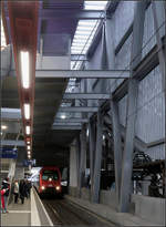Wie ein Industriebau -

Eine große Stahlfachwerkkonstruktion überdeckt den Zuggangsbereich der S-Bahnstation  Zürich-Hardbrücke.

13.03.2009 (M)