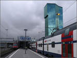 Hochhaus in Bahnhofsnähe -    Beispiel Zürich: Direkt am S-Bahnhof Hardbrücke steht seit 2011 der 126 Meter hohe Prime Tower der Schweizer Architekten Gigon/Guyer.