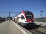 RVD's auf der Zürcher S-Bahn (1): Der lange, graue RABe 511 014 ''Wettingen'' verkehrt seit Dezember 2019 in den Umläufen der S-Bahn Zürich, hier am 24.3.2020 in Pfäffikon SZ als S5 nach Zug. Aufgrund der Corona-Krise ist das Lokpersonal angehalten, die Zwangstüröffnung zu nutzen, damit die Fahrgäste nicht unnötig die Türtaster anfassen müssen.