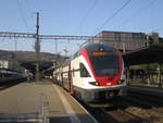 RVD's auf der Zürcher S-Bahn (3): Im Herbst 2019 wurde bei den DTZ eine übermässige Abnutzung der Fahrmotoren festgestellt, etliche DTZ mussten ausser Betrieb genommen werden. Da gleichzeitig in der Romandie der Bedarf an 6-teiligen RABe 511.0 stieg, kamen einige kurze RABe 511.1 in die Region Zürich. 4 von ihnen werden seither als DTZ Ersatz auf der S6 eingesetzt. Am 9.4.2020 wartet der RABe 511 120 mit einem weiteren RABe 511.1 in Baden auf die Abfahrt nach Uetikon.