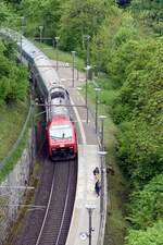 LAUFEN-UHWIESEN (Kanton Zürich), 12.05.2023, 450 022 als S12 der S-Bahn Zürich nach Brugg AG bei der Ausfahrt aus Schloss Laufen Rheinfall
