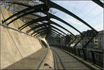 Fußweg auf dem Bahnhof -    Fußgängerweg am Hang über dem Mittelbahnsteig des S-Bahnhofes Stadelhofen mit typischen Formen des Architekten Santiago Calatrava.