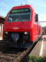 Re 456 552 (Ex-SBB Re 450) in frisch lackiertem SZU-Outfit vor der S4, Langnau-Gattikon kurz vor der Abfahrt, 25. April 2009, 16:27