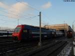 Wintersonneabendstimmung am 18.2.2010 mit der Re 450 052-6 ''Lotstetten'', die zur ''Damit du da bist''-Lok mutierte.