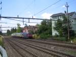 Die Re 450 064 ''City of Osaka'' zog am 13.7.05 eine S12 nach Seuzach auf dem Vierspur-Abschnitt Winterthur-Grze/-Oberwinterthur vorbei. Diese Lok bekam ihr fernstliches Wappen, weil 1990 in Osaka ein hnliches S-Bahn-System bestand und dieses als Vorbild genommen wurde.