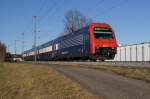 Re 450 112-8 befindet sich am 15.1.12 mit einer S 5 in Bubikon.