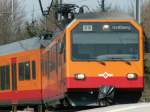 Am 21.April 2006 fhrt eine BDe 4/4 Komposition (zweimal BDe 4/4 mit Niederflur Zwischenwagen)der SZU auf dem 850 meter Hohen Uetliberg (der Hausberg von Zrich) als S 10 ein. Die Bahn besteigt innerhalb von 20 Minuten Fahrzeit ab Zrich HB ohne Zahnrad die Strecke.
Die Triebwagen stammen vom Hause Siemens und der Niederflur-Zwischenwagen von Stadler.