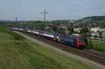 Re 450 002-1 verlsst am 21.8.12 Eglisau an der Spitze einer S 5 nach Pfffikon SZ.