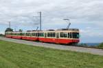 Be 4/4 51, Bt 201, Be 4/4 52 und Be 4/4 53 erreichen am 17.05.2014 Neuhaus. Anlässlich der SOLA-Stafette 2014 verkehrten die Züge der Forchbahn an diesem Tag im 15-Minuten Takt und in maximaler Länge.