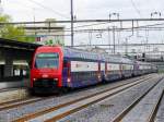 SBB - 3 Teilige S-Bahn bei der durchfahrt im Bahnhof Effretikon am 05.05.2015