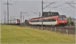 S2 mit 514 554-6 und S27 mit 566 176 zwischen Schübelbach-Buttikon und Siebnen-Wangen. (13.02.2017)