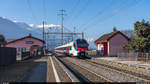 TILO RABe 524 308 durchfährt am 31. Januar 2021 als S20 Locarno - Biasca den alten Bahnhof von Sant'Antonino. Der per letztem Fahrplanwechsel eröffnete neue Bahnhof befindet sich rund 300 m weiter im Hintergrund.