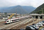 Unter dem wolkenverhangenen Berg:  Blick auf die Abstellanlage des Bahnhofs Bellinzona (CH) samt Werkstätte und einigen RABe 524 (Stadler FLIRT) der TILO SA (SBB/TRENORD S.r.l.).