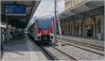 Noch einmal der SBB RABe 523 302 REV als S10 nach Biasca beim Halt in Bellinzona. Die Reisenden auf dem Bahnsteig warten (wie ich) auf den nachfolgenden Zug, den Treo Gottardo nach Basel SBB. 

23. Juni 2021