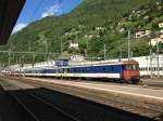 Nachdem die S 30 25342 wieder in Bellinzona angekommen ist, wird der Pendel zum Abstellen ins Feld rangiert.