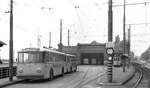 TN__Neuchâtel/Neuenburg__Die Nachfolger der im selben Jahr eingestellten (letzten) Innenstadt-Linien: Trolleybus mit Bw vor dem Straßenbahn-Betriebshof.> Hinweis : die Rubrik  Betriebshöfe  habe ich unter Straßenbahnen der Schweiz nicht gefunden ? __30-08-1976