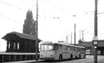 TN__Neuchâtel/Neuenburg__Die Nachfolger der im selben Jahr eingestellten (letzten) Innenstadt-Linien: Trolleybus mit Bw vor dem Straßenbahn-Betriebshof.