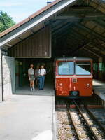 Dolderbahn Wagen-1 in der Bergstation. 
Der Wagen vom Typ Bhe1/2 wurde 1973 bei SLM gebaut.
Die meterspurige Zahnradbahn ging 1973 als Nachfolger einer von 1895-1972 existierenden Standseilbahn in Betrieb.
Zum Zeitpunkt der Aufnahme 1997 war die Dolderbahn-Betriebs-AG, mit 50% Beteiligung Stadt Zürich, noch der Betreiber.
1999 haben die VBZ die Geschäfts- und Betriebsführung übernommen. 2023 sollen neue Wagen kommen.

historisch - Scan

1997-09-17 Zürich