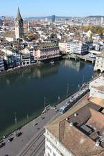 Ein Blick auf die Stadt Zürich:   Ein VBZ-Cobratram beim Rathaus.