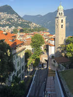 2 Wagen des Funicolare Lugano-Stazione kreuzen sich auf der kurzen Strecke (206 m). Diese Standseilbahn befördert am meisten Passagiere in der Schweiz: mit weit über 2 Millionen Fahrgästen jährlich hält sie diesen Rekord mit grossem Abstand. Aufnahme vom 07. Juli 2017, 18:40