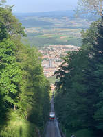 Magglingenbahn mit Blick auf die Stadt Biel. In Bildmitte das Kongresshaus. Aufnahme vom 09. Mai 2020