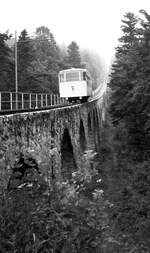 Standseilbahn Neuchâtel La Coudre-Chaumont__Auf einem der Viadukte.__30-08-1976