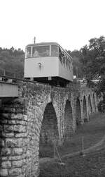 Standseilbahn Neuchâtel La Coudre-Chaumont. Wagen 1 auf dem Viadukt.__30-08-1976