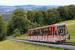 Auf dem Gurten, dem Hausberg Berns: Ein Wagen der Gurtenbahn hat soeben die Bergstation Gurten Kulm verlassen und fährt in Richtung Wabern (Köniz) am 08.08.2023.