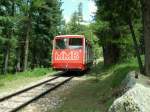 Samedan/Engadin.Wagen Nr.2 der MMB auf Bergfahrt,hier noch im Wald.25.06.09