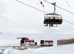 Von der Skipiste aus gesehen: Die beiden Fahrzeuge der Parsennbahn Höhenweg - Weissfluhjoch begegnen sich. Davos, 11.03.2020