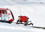 Spezieller Dienstwagen talseitig am Fahrzeug der Parsennbahn: sieht aus wie ein Staubsauger. Ich vermute, dieses Gefährt bläst den Schnee aus der Zahnstange. Davos, 11.03.2020