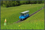 Durch saftige Wiesen, vorbei an Kühen und Gartenzwergen, nähert sich der Wagen der Sonnenbergbahn am 28.04.2022 der Bergstation.