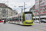 Be 4/6 Combino 757, mit der Siemens Werbung, fährt zur Haltestelle beim Bahnhof Bern.