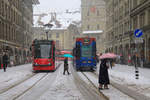 Es schneit in Bern. Zwei Züge der Ueberlandlinie 6, links das Siemens-Combino Berner Tram 762, rechts das Tram 2000 des Regionalverkehrs Bern-Solothurn Nr. 81. 2.März 2018 