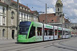 Be 6/8 Combino 669, mit der Werbung für die Lindenhofgruppe, fährt zur Haltestelle beim Bubenbergplatz.