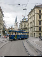 BERNMOBIL Ce 4/4 145 als Märlitram am 8. Dezember 2018 in der Wendeschleife Schwanengasse beim Bahnhof Bern. Im Hintergrund der Turm der Dreifaltigkeitskirche.