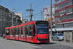 Be 4/6 Combino 758, auf der Linie 7, fährt zur Haltestelle beim Bahnhof Bern.