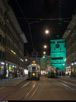 BERNMOBIL historique an der Museumsnacht Bern am 22. März 2019. Im Viertelstundentakt pendelten drei historische Tramzüge zwischen Bahnhof und Guisanplatz.<br>
Standardtram der ersten Serie Be 4/4 107 mit Anhänger B 327 begegnet am Bärenplatz dem Be 4/4 621 der zweiten Serie mit dem B 337. Der Käfigturm ist ebenfalls aus Anlass der Museumsnacht beleuchtet.