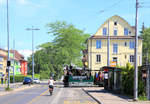 Die Berner Tramway Dampflokomotive 12 in Wabern. Man beachte, dass die Ampel für die Ausfahrt des Zugs aus der Endstation nicht auf rot schalten kann mangels Fahrdrahtkontakt. 23.Juni 2019 