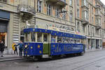 Ce 4/4 145 mit Baujahr 1935 fährt in der Adventszeit als Märlitram durch die Stadt Bern. Hier wartet das Märlitram in der Schwanengasse. Die Aufnahme stammt vom 21.12.2019.