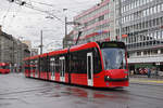 Be 4/6 Combino 757, auf der Linie 7, fährt zur Haltestelle beim Bahnhof Bern.