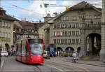 Das Tram in der Stadt -

Ein Combino-Tram hat die Haltestelle Zytglogge verlassen und wird gleich auf die Kirchfeldbrücke fahren.

21.06.2013 (M)