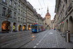 Bernmobil/RBS Be 4/10 88 ist in den frühen Morgenstunden am 13.12.2020 unterwegs durch die Marktgasse in Bern.