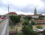 Hochwasser in Bern - Blick hinunter von der Kirchenfeldbrücke auf die Schutzvorkehrungen. Vorbeifahrt des Siemens-Combino Tram 754. 15.Juli 2021  