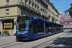 Be 6/8 Combino 763 mit der Elektrolux Werbung, auf der Linie 8, verlässt die Haltestelle Hirschengraben.