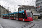 Be 6/8 Combino 660, auf der Linie 6, fährt am 17.04.2023 zur Haltestelle beim Bahnhof Bern.