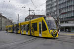 Be 6/8 Combino 671  YB Tram , auf der Linie 9, fährt am 17.04.2023 zur Haltestelle beim Bahnhof Bern.